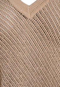 Gebreide beige top met een V-halsontwerp, voorzien van een open geweven patroon en een gestructureerde afwerking. Lichtgewicht en ademend materiaal.