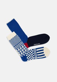 Un paio di calzini con un design a coste blu, una sezione blu scuro e motivi variegati in bianco e blu, tra cui quadrati e righe.