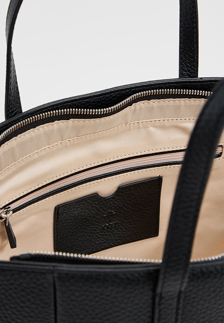 Schwarze Leder-Shoppertasche mit strukturiertem Äußeren. Innenausstattung mit beigem Futter, einem Reißverschlussfach und einem Kartenhalterbereich.