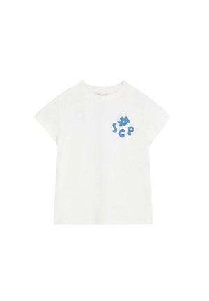 Camiseta blanca de manga corta con flor azul y las letras "SCP" impresas en la parte superior izquierda del pecho.