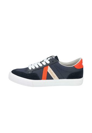 Zapatilla baja azul oscuro con suela y cordones blancos, con rayas diagonales rojas y beige y lengüeta roja en el talón.