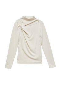 Top de manga larga en color crema, con un detalle retorcido texturizado en el hombro y una tela suave y elástica para mayor comodidad.