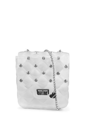 Borsa trasparente realizzata in plastica trapuntata con borchie color argento, dotata di una tracolla a catena e un accento a forma di cuore sulla chiusura.