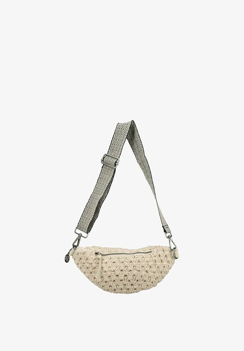 Sac bandoulière beige en crochet avec sangle réglable noire et blanche présentant un motif en losanges et une poche zippée à l'avant.
