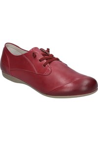 Scarpa in pelle rossa con punta arrotondata, design slim e chiusura con lacci; superfici texture e lisce, con suola in gomma leggera.