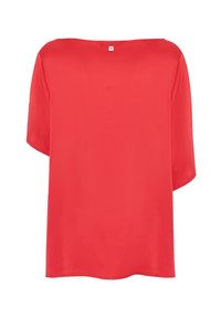 Top rosso a maniche corte con vestibilità ampia, scollo a barca e texture liscia. Etichetta sul retro visibile vicino allo scollo. Senza motivi o decorazioni.