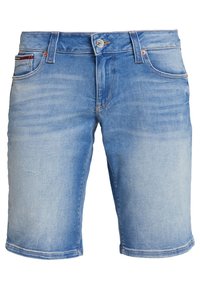 Ljusblå denimshorts med en något blekt finish, som har bältesöglor, framfickor och en metallknappstängning i midjan.