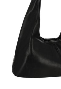 Sort skuldertaske i læder med rund form og glat overflade, med en bred, buet rem og minimalistisk design.