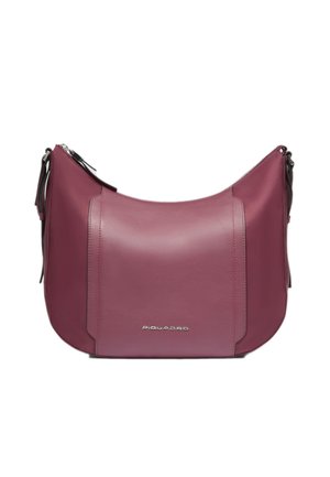 Lederschultertasche in Tiefrosa mit glatter Oberfläche, ausgestattet mit einem Reißverschluss und kontrastierenden Akzenten. Markenlogo vorne.