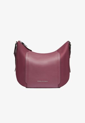 Leren schoudertas in diep roze met een gladde afwerking, voorzien van een ritssluiting en contrasterende accenten. Gepositioneerd logo aan de voorkant.