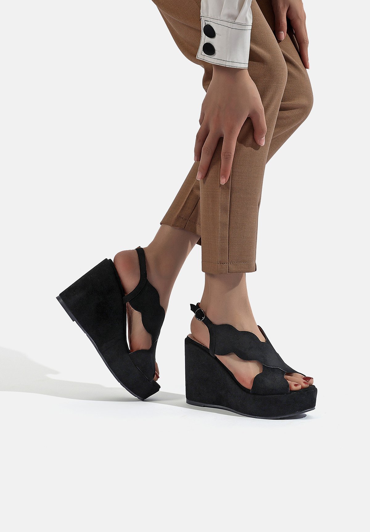 sandali nero con zeppa