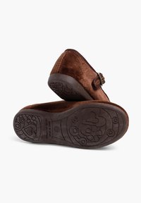 Braune Wildleder-Slipper mit runder Form, ausgestattet mit einem seitlichen Schnallen-Detail und strukturierten Gummisohlen mit Blumendrucken.