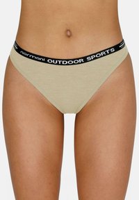 Helles beige Tanga aus weichem Stoff, mit einem schwarzen Bund und weißen Buchstaben "normani OUTDOOR SPORTS".