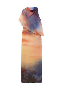 Maxi jurk met een vervaagd zonsondergang-print in warme tinten, met een vloeiende silhouet en een asymmetrische gedrapeerde overlay op de schouder.