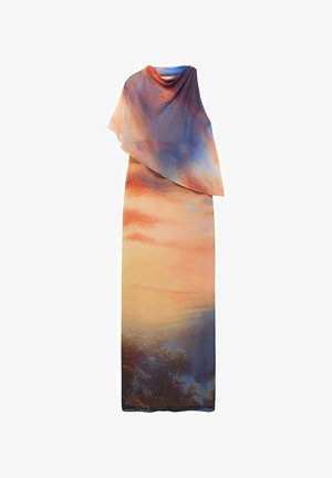 Sukienka maxi z gradientowym nadrukiem w ciepłych tonach, o luźnej sylwetce i asymetrycznym drapowanym detalem na ramieniu.