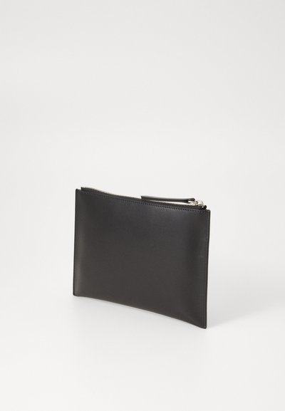 Must mustran nahkakott sileda tekstuuriga, ristküliku kujuga ja hõbedase tõmbluku detailidega ülevalt. Minimalistlik disain.