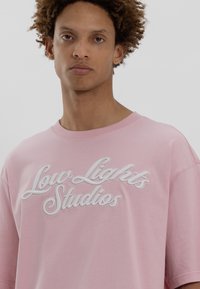 LOW LIGHTS STUDIOS® SHUTTER - T-shirts med print - pink