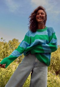 Next CREW NECK - Pulover - green blue stripe
