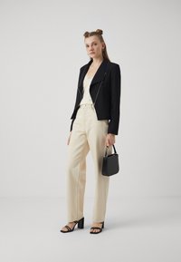 Vero Moda VMJANNI TAILORED JACKET - Suvejakk - black