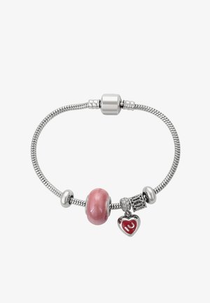 Sudraba piespraužama piekariņa rokassprādze ar rozā stikla pērlīti, sirds formas piekariņu ar sarkanu akcentu un dekoratīvu atstarotāju, kas raksturojas ar teksturētu paraugu.