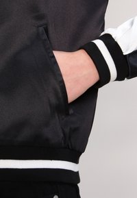 Urban Classics Bomberjacka - black