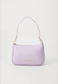 Rožnato vijolična usnjena torbica z zaobljeno obliko, z zlatimi kovinskimi okrasji in kratkim ročajem. Ima zadrgo in reliefni logotip na sprednji strani.