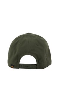 Olíva zöld baseball sapka állítható snapbackkel, pamut anyagból, varrott szellőzőkkel és logócímkével a hátsó részen.