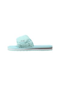 Jasnoniebieskie, puszyste klapki na słupku z miękką górą, teksturowaną podeszwą i anatomicznie ukształtowaną wkładką. Posiada dyskretną logówkę i warstwowe paski na podeszwie.