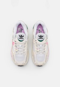 Vita mesh- och syntetiska sneakers med gröna och rosa accenter, som har en framträdande tre-stripes-logotyp och texturerade överlägg.