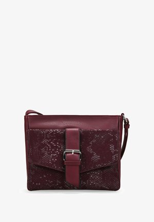 Bolso bandolera burdeos con solapa frontal de patrón de serpiente texturizado, cierre de hebilla plateada y correa ajustable sobre fondo blanco.
