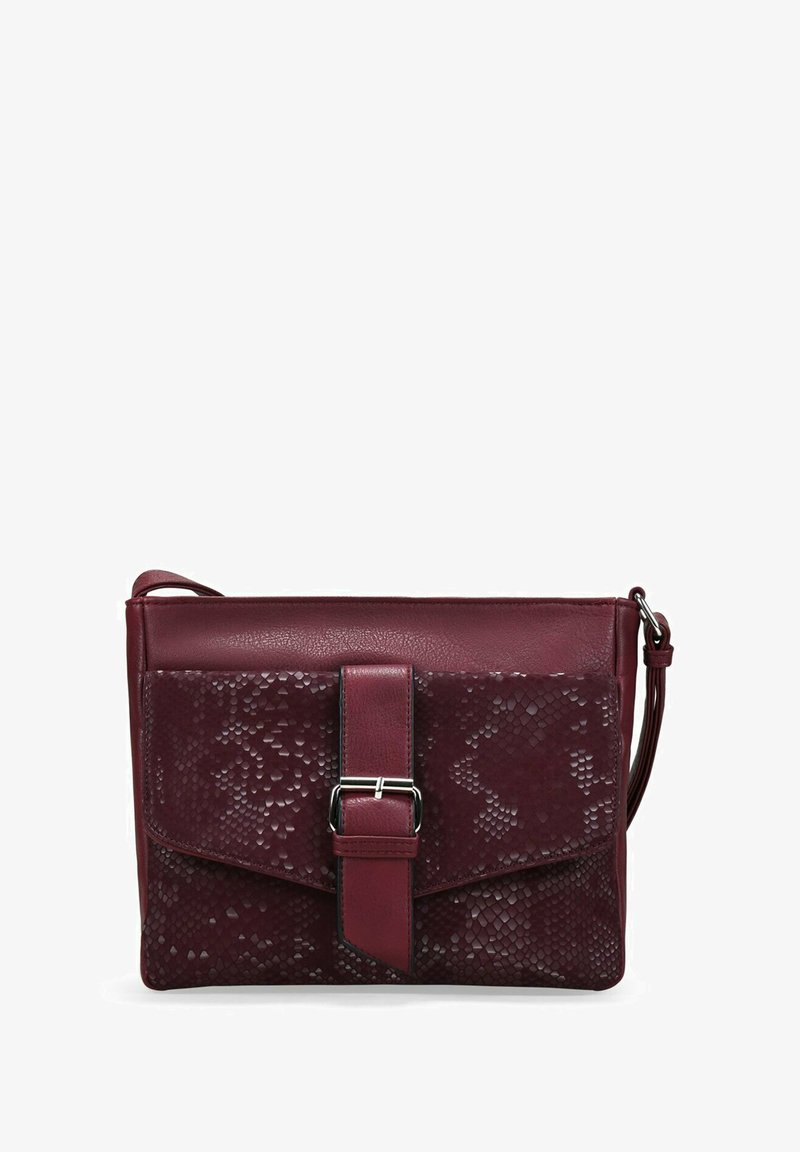Bolso bandolera burdeos con solapa frontal de patrón de serpiente texturizado, cierre de hebilla plateada y correa ajustable sobre fondo blanco.