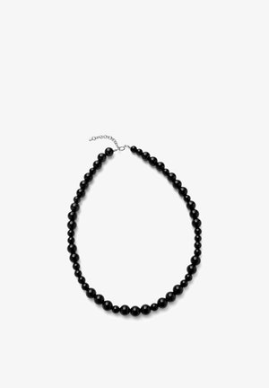 Collana nera di perline con perle rotonde di dimensioni graduali e chiusura a catena regolabile in argento su sfondo bianco.