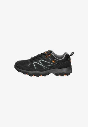 Schwarzer Sportschuh mit einem Obermaterial aus Mesh, orangefarbenen Akzenten, grauem Futter und einer strukturierten Gummisohle mit tiefen Profilen für besseren Halt.