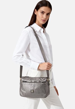 Borsa a tracolla in argento metallizzato con finitura texturizzata, due scomparti con cerniera, tracolla regolabile e dettaglio logo discreto sul davanti.