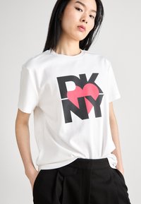 DKNY BOYFRIEND OVERSIZE WITH GIANT  - T-shirts med print - white
