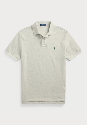 Hellgraues kurzärmeliges Poloshirt mit Kragen, zwei Knöpfen und kleinem grünen besticktem Pferd-Logo auf der linken Brust.
