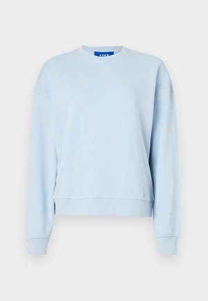 Jasnoniebieski sweter, okrągły dekolt, długie rękawy, luźny krój, wykonany z miękkiego materiału, ma ściągacze przy rękawach i na dole. Bez wzorów ani grafik.