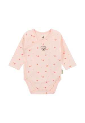 Hellrosa Baby-Body mit langen Ärmeln, kleinem orangefarbenem Blumenmuster, seitlichen Druckknöpfen und einem kleinen Bären-Gesichtsemblem auf der Brust.