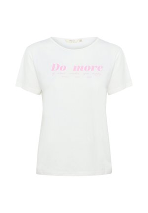 Weißes, kurzärmeliges T-Shirt aus Baumwolle. Es zeigt pinken Text mit der Aufschrift "Mach mehr von dem, was dich glücklich macht" sowie zusätzlichen kleineren Text darunter.