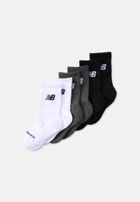 Cinco pares de calcetines deportivos en blanco, gris y negro. Presentan una textura acanalada y un logo en el lado exterior. De largo hasta la mitad de la pantorrilla.