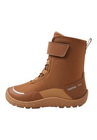 Botas marrones impermeables con parte superior de tela texturizada, suela de goma, correa de Velcro ajustable y cuello acolchado para mayor comodidad y soporte.