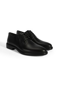 Schwarze Leder-Oxfords mit glatter Textur, runder Zehenform und Schnürung; ausgestattet mit einem niedrigen Blockabsatz und minimalistischen Design.