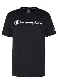 Černé tričko s krátkým rukávem a bílým nápisem "Champion" na hrudi a malým logem na levém rukávu.