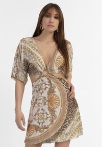 Kurzes Kleid aus leichtem Stoff mit braunen, goldenen und Tierdruckmustern. Ausgeschnittenes Design mit einem kreisförmigen Akzent an der Taille.