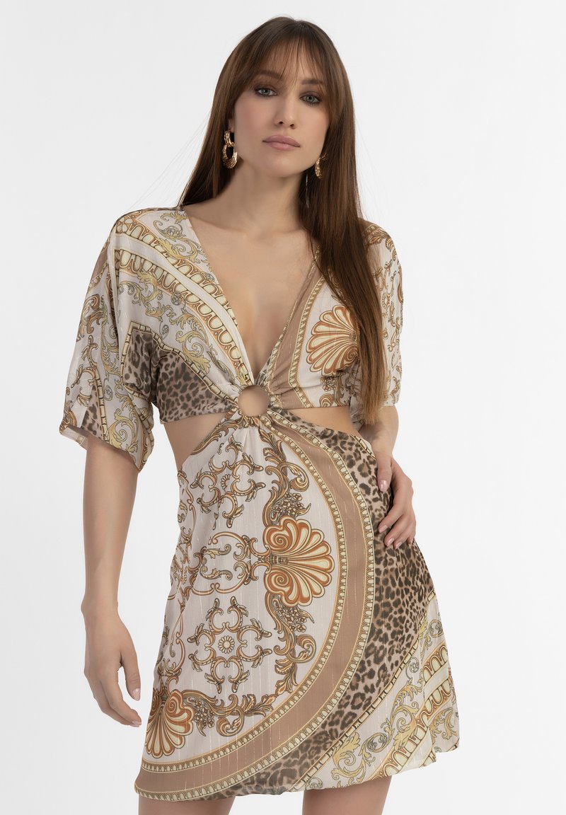 Kurzes Kleid aus leichtem Stoff mit braunen, goldenen und Tierdruckmustern. Ausgeschnittenes Design mit einem kreisförmigen Akzent an der Taille.