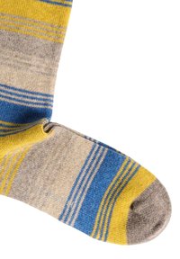 Calzini a strisce in beige, giallo e blu con una texture morbida. Presentano strisce alternate e un'area della punta rinforzata.