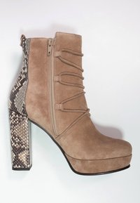 Stivaletto beige in suede con cerniera laterale, lacci decorativi, suola a piattaforma e tacco a blocco con motivo pitonato e pannello posteriore.