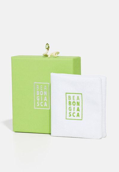 Prosop alb cu text brodat verde "BEABONGIASCA," lângă o cutie pătrată verde strălucitoare cu un capac decorativ și accent din piatră.