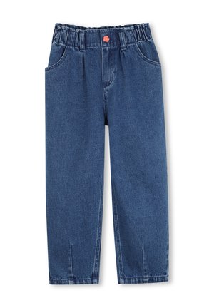 Pantalon en jean bleu avec taille élastique, poches avant, et un petit bouton rouge en forme de fleur au centre de la taille, présenté à plat sur fond blanc.