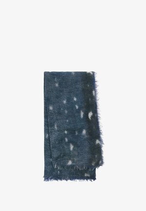 Niebieski szalik wykonany z miękkiego materiału; ma nakrapiany wzór z jasnoniebieskimi i ciemnoniebieskimi akcentami oraz postrzępionymi brzegami.